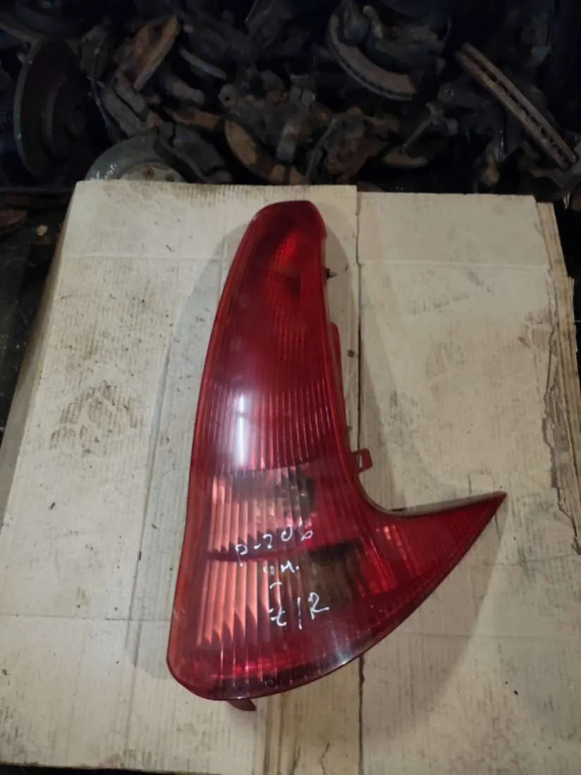 Фонарь задний правый Peugeot 206 1 поколение