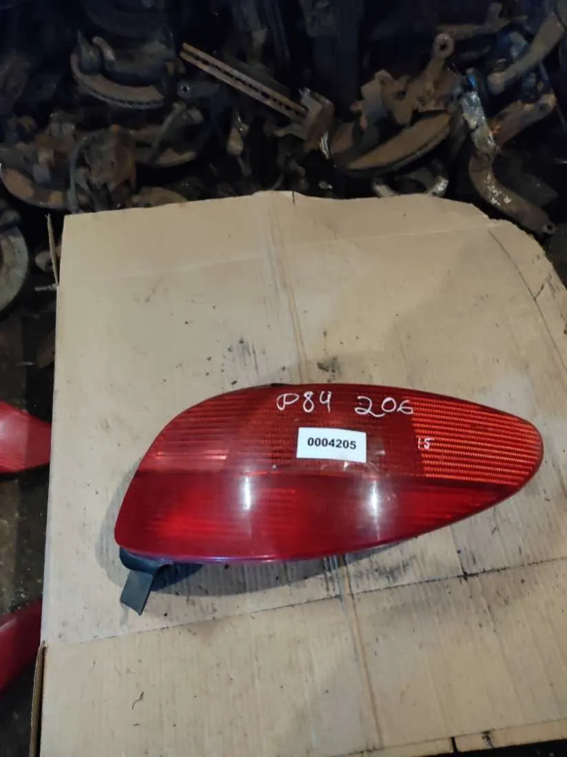 Фонарь задний правый Peugeot 206 1 поколение