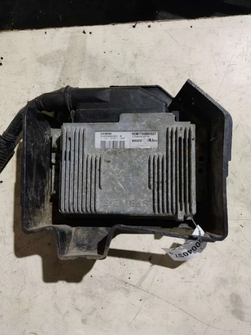 блок управления двигателем Renault Megane 1 поколение 7700860337