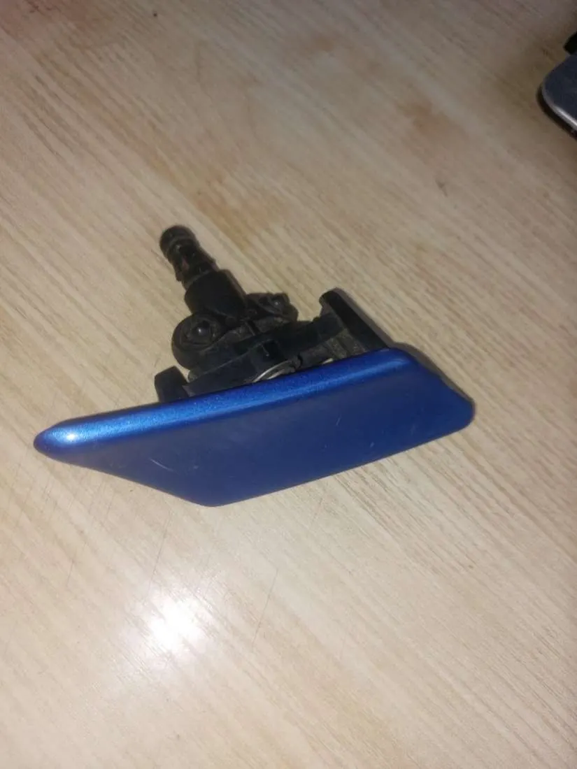 кронштейн форсунки омывателя фары Peugeot 307 1 поколение 9637546077/02