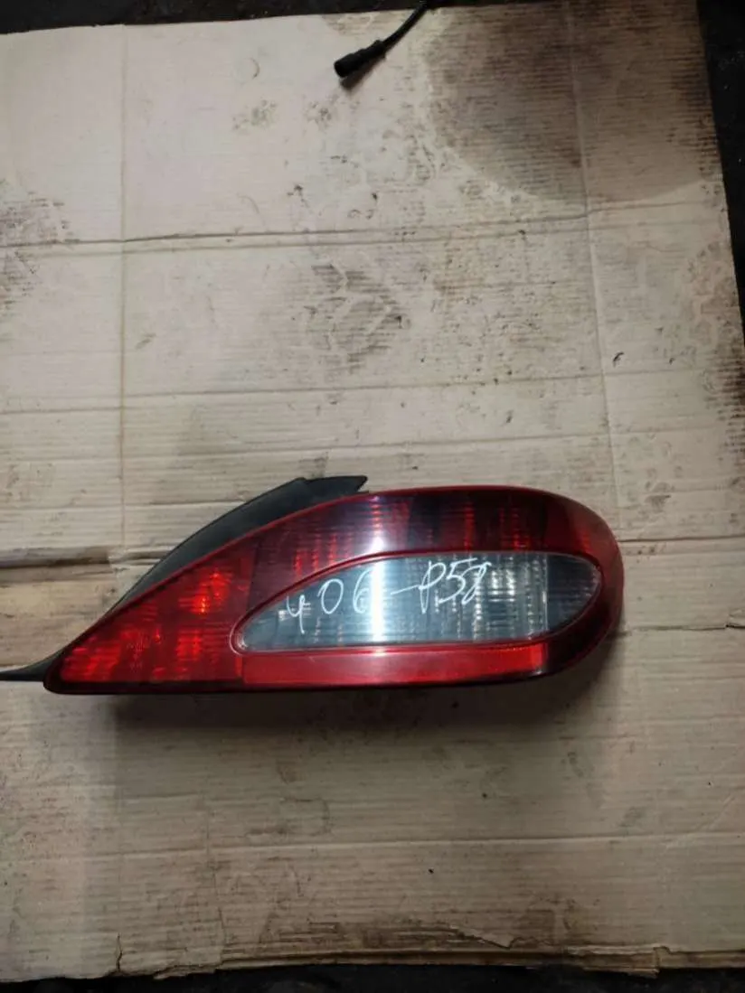Фонарь задний правый Peugeot 406 1 поколение