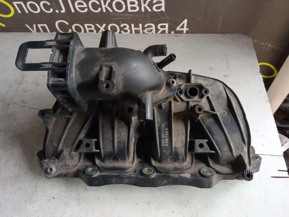 Коллектор впускной Volkswagen Touran 1 поколение 03C129711Q