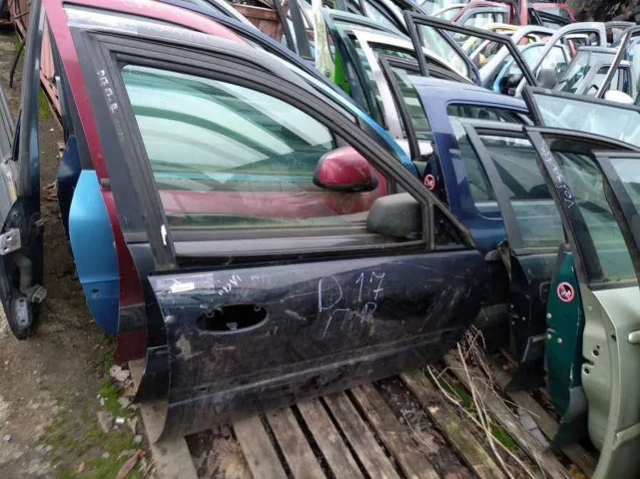 Дверь передняя правая Renault Laguna 1 поколение