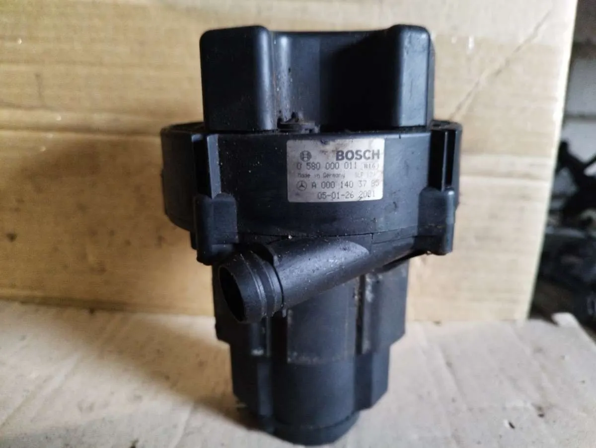 насос продувки катализатора Mercedes-Benz E-klasse AMG W211 A0001403785