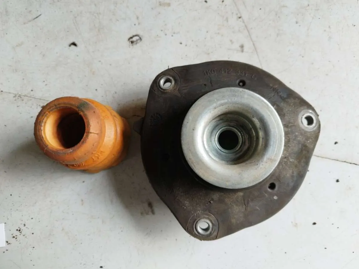 опора амортизатора верхняя (чашка) Volkswagen Jetta 6 поколение 1K0412331C