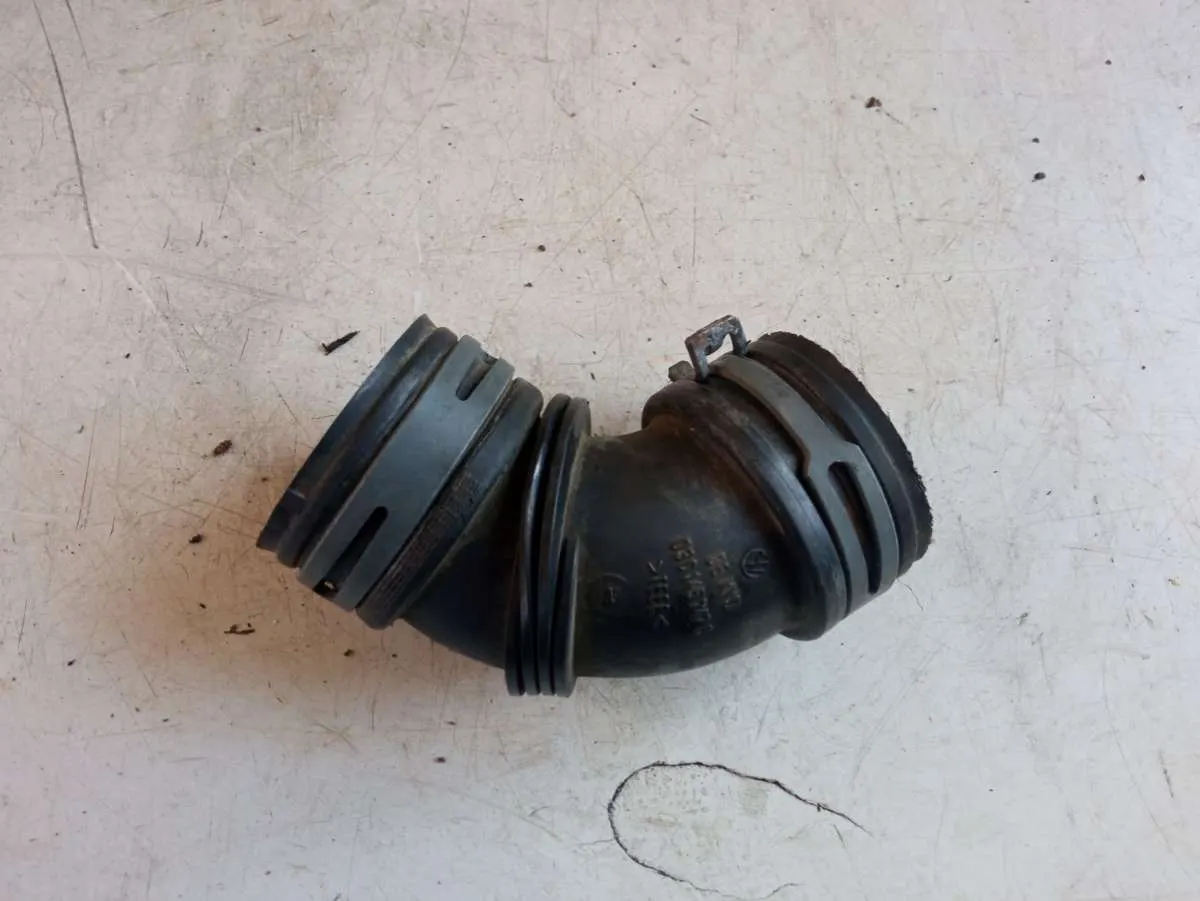 патрубок (трубопровод, шланг) Volkswagen Touran 1 поколение 03C145747C