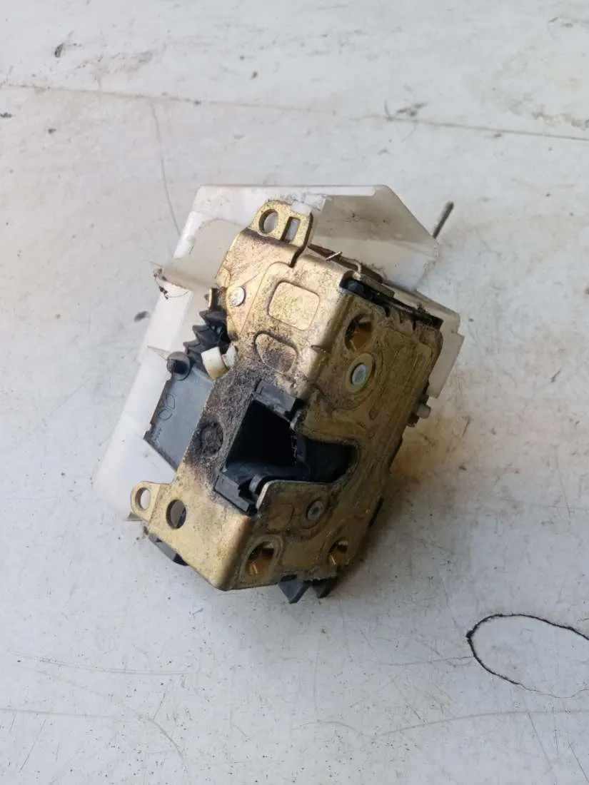 Замок двери передней правой Renault Scenic 1 поколение