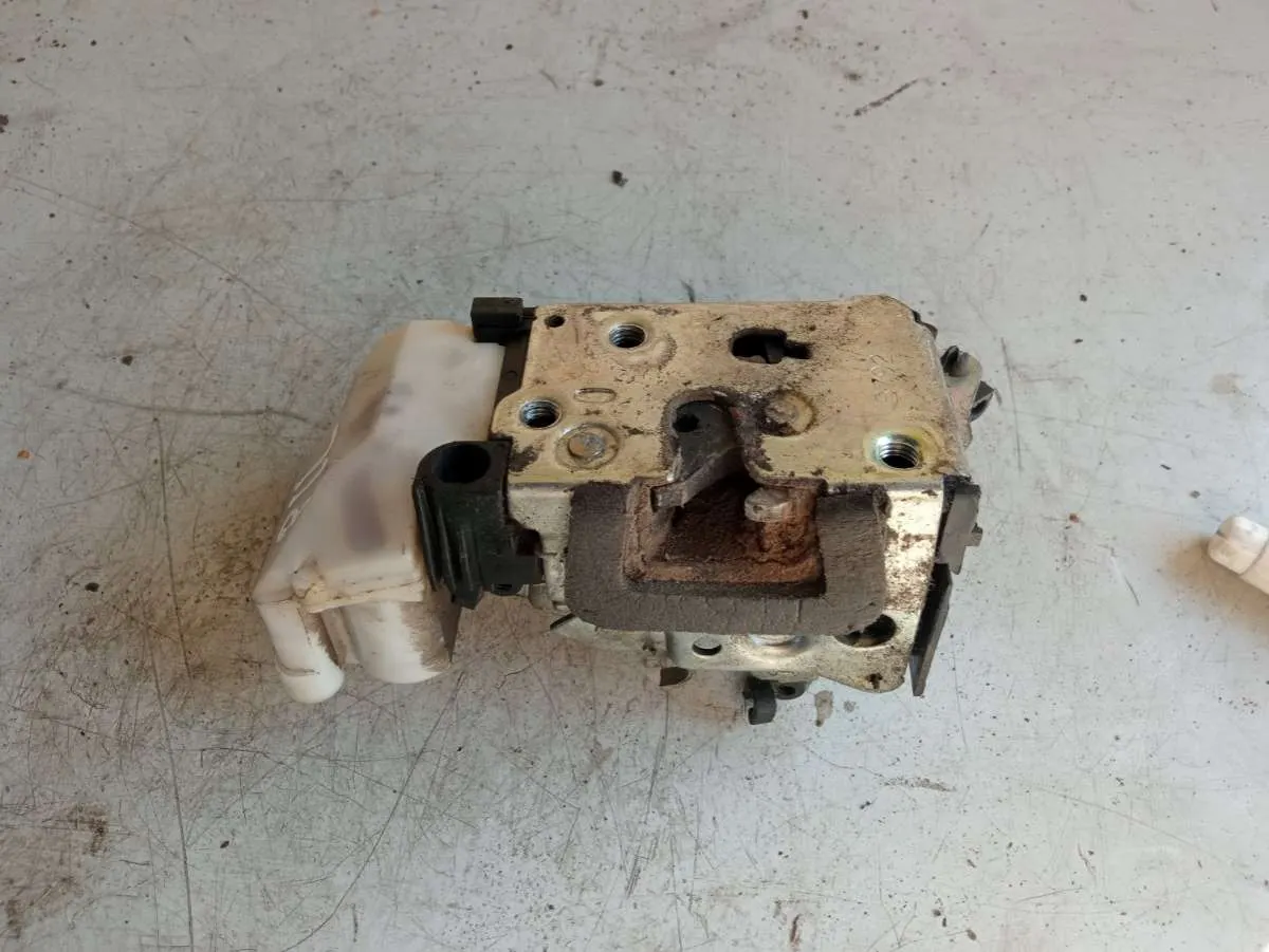 Замок двери передней левой Fiat Punto 2 поколение